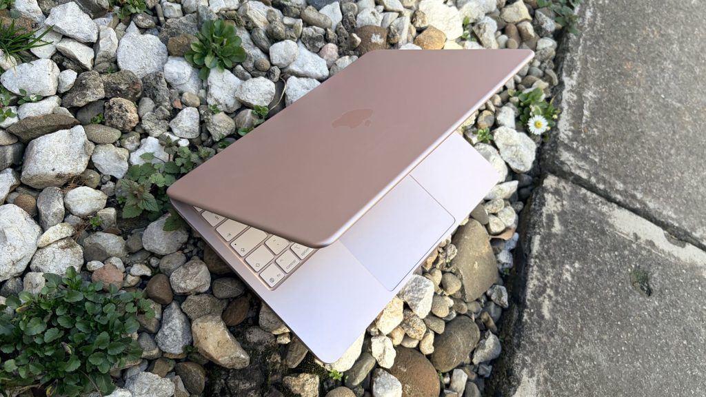 MacBook Neo: O Alternativă Atractivă la Laptopurile cu Windows pentru Utilizatorii Obişnuiţi Apple a lansat recent un nou model de laptop, MacBook Neo, care promite să schimbe percepția asupra produselor companiei americane