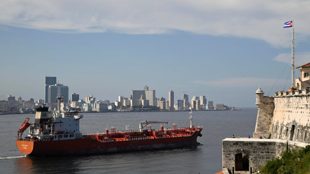 Rusia sfidează blocada petrolieră americană și trimite Cuba deznădăjduită de combustibil O navă-cisternă cu până la 200.000 de barili de motorină, combustibilul vital pentru funcționarea generatoarelor de electricitate și pentru transport, se îndreaptă spre Cuba, într-o mișcare clară de sfidare a blocadei petroliere impuse de Statele Unite