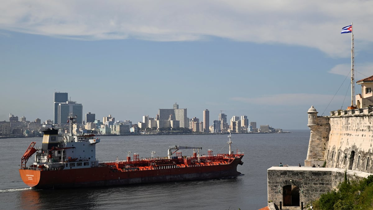 Rusia sfidează blocada petrolieră americană și trimite Cuba deznădăjduită de combustibil O navă-cisternă cu până la 200.000 de barili de motorină, combustibilul vital pentru funcționarea generatoarelor de electricitate și pentru transport, se îndreaptă spre Cuba, într-o mișcare clară de sfidare a blocadei petroliere impuse de Statele Unite