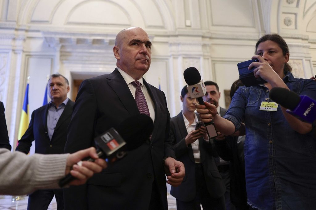 Fond de solidaritate pentru compensarea prețurilor la combustibil, anunțat de premierul Bolojan Premierul Ilie Bolojan a dezvăluit, luni seară, la Digi24, că guvernul lucrează la un „fond de solidaritate”, destinat acoperirii cheltuielilor statului în contextul crizei actuale