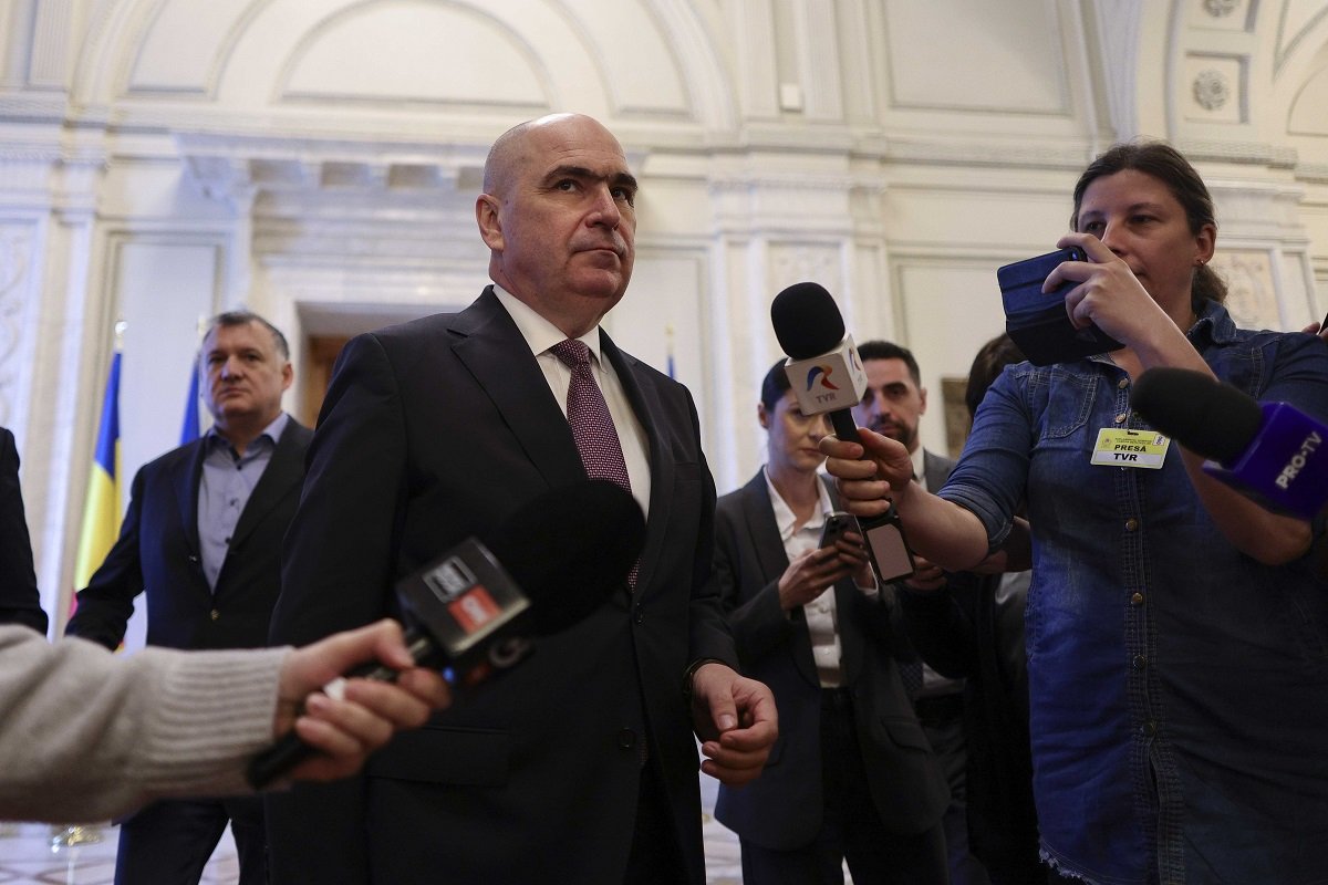 Fond de solidaritate pentru compensarea prețurilor la combustibil, anunțat de premierul Bolojan Premierul Ilie Bolojan a dezvăluit, luni seară, la Digi24, că guvernul lucrează la un „fond de solidaritate”, destinat acoperirii cheltuielilor statului în contextul crizei actuale