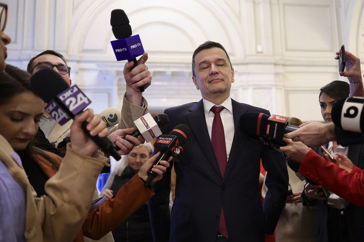 Grindeanu cere măsuri urgente pentru atenuarea scumpirilor la carburanți Președintele PSD, Sorin Grindeanu, a solicitat public, duminică, Guvernului să ia măsuri imediate pentru a diminua efectele majorării prețurilor la combustibili