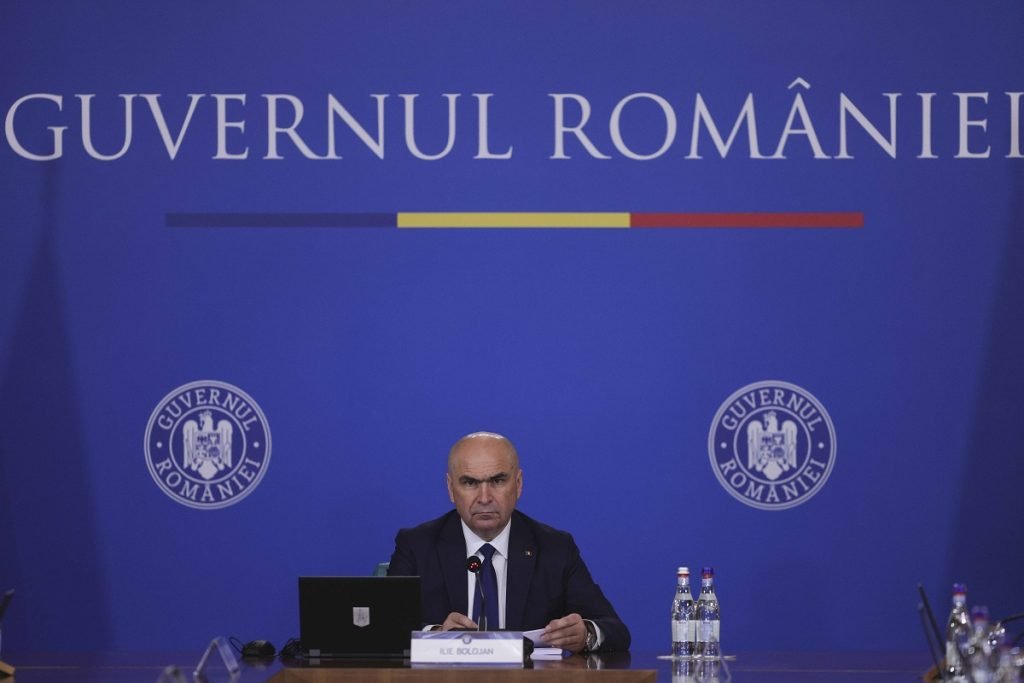Bolojan convoacă o ședință de urgență pentru românii blocați în apropierea Iranului Premierul Ilie Bolojan a prezidat, luni dimineață, la Palatul Victoria, o ședință de urgență dedicată situației cetățenilor români aflați în zona limitrofă Iranului