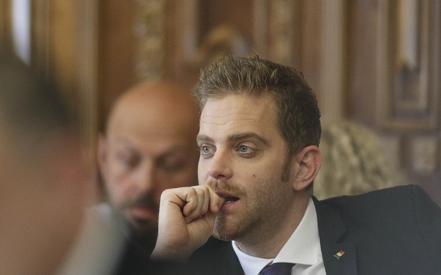 Ilan Laufer, fost ministru, implicat într-un accident rutier Ilan Laufer, fost ministru pentru mediul de afaceri în guvernul Tudose, a fost implicat într-un accident rutier, conform informațiilor obținute de la surse polițienești