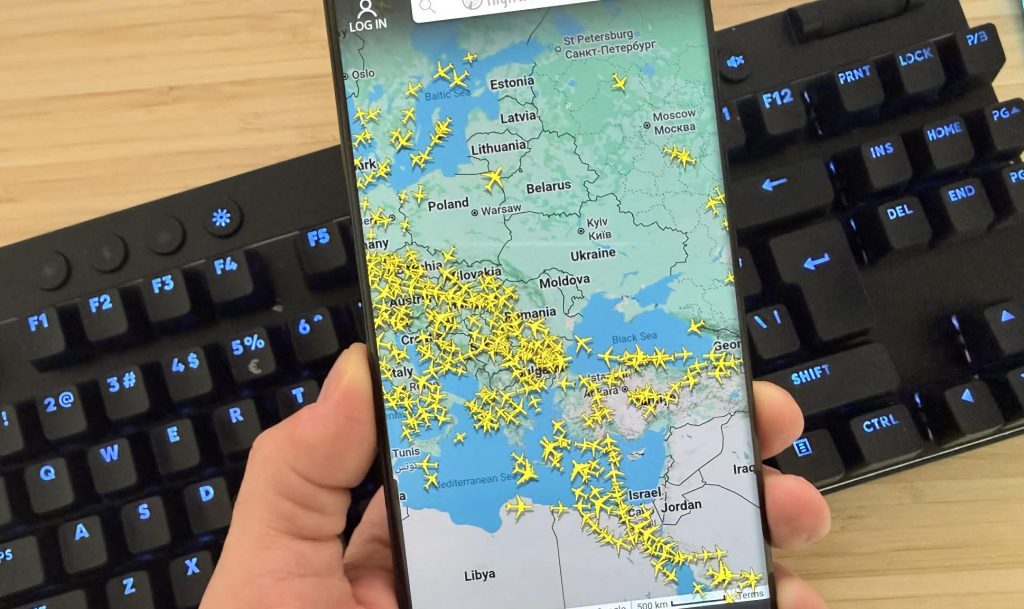 Flightradar24: O hartă a cerului care a cucerit lumea, de la amatori la profesioniști Platforma Flightradar24, un serviciu online care monitorizează în timp real traficul aerian global, a devenit un instrument indispensabil pentru pasionați de aviație, jurnaliști și, mai ales, în perioade de criză
