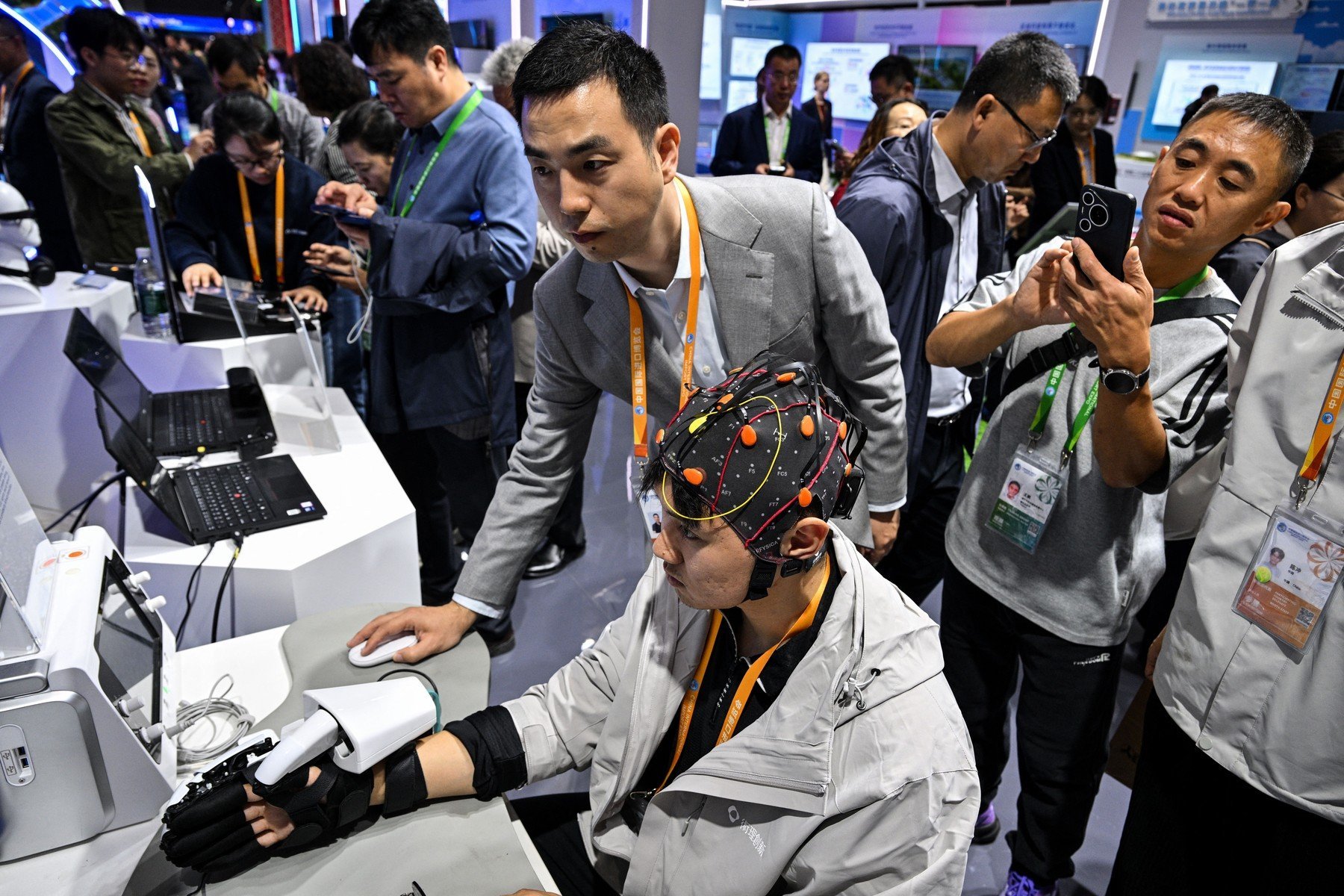 China autorizează primul implant creier-computer comercial China a făcut un pas important în domeniul tehnologiilor neuro-digitale, aprobând primul implant creier-computer (BCI) destinat utilizării comerciale