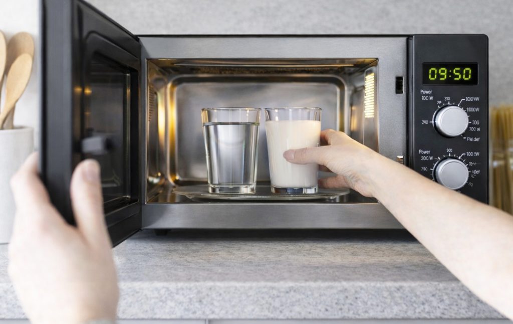 Atenție la ce pui în cană: Pericolul supraîncălzirii în cuptorul cu microunde Cuptoarele cu microunde sunt o prezență obișnuită în bucătăriile românilor, oferind o soluție rapidă pentru încălzirea alimentelor și a lichidelor