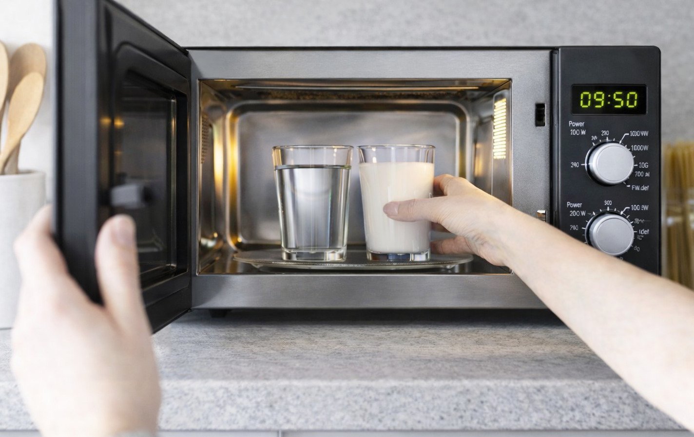 Atenție la ce pui în cană: Pericolul supraîncălzirii în cuptorul cu microunde Cuptoarele cu microunde sunt o prezență obișnuită în bucătăriile românilor, oferind o soluție rapidă pentru încălzirea alimentelor și a lichidelor