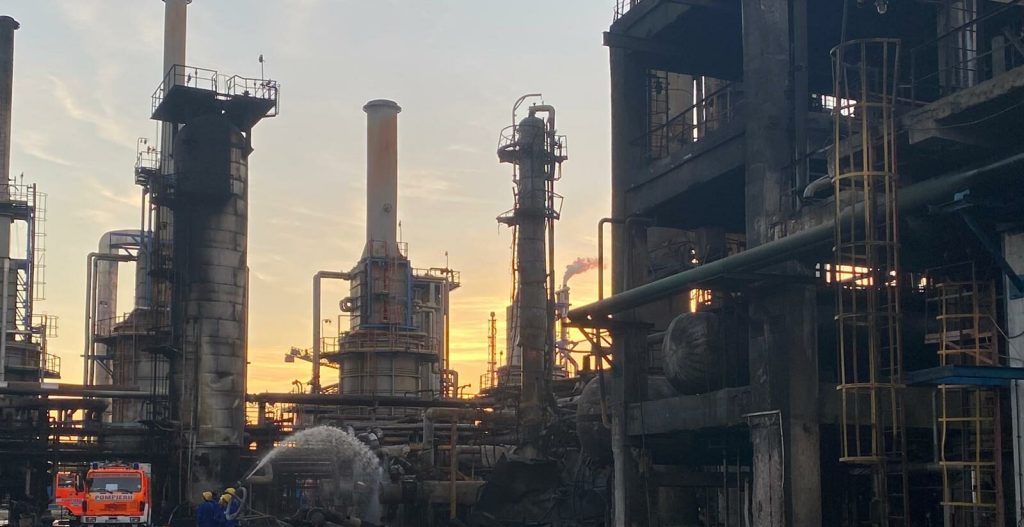 Petromidia și Vega revin la capacitatea maximă după revizia planificată Rafinăriile Petromidia Năvodari și Vega Ploiești, operate de Rompetrol Rafinare, au încheiat cu succes revizia planificată și se vor apropia de capacitatea optimă de producție în zilele următoare, potrivit unui comunicat de presă emis vineri de companie