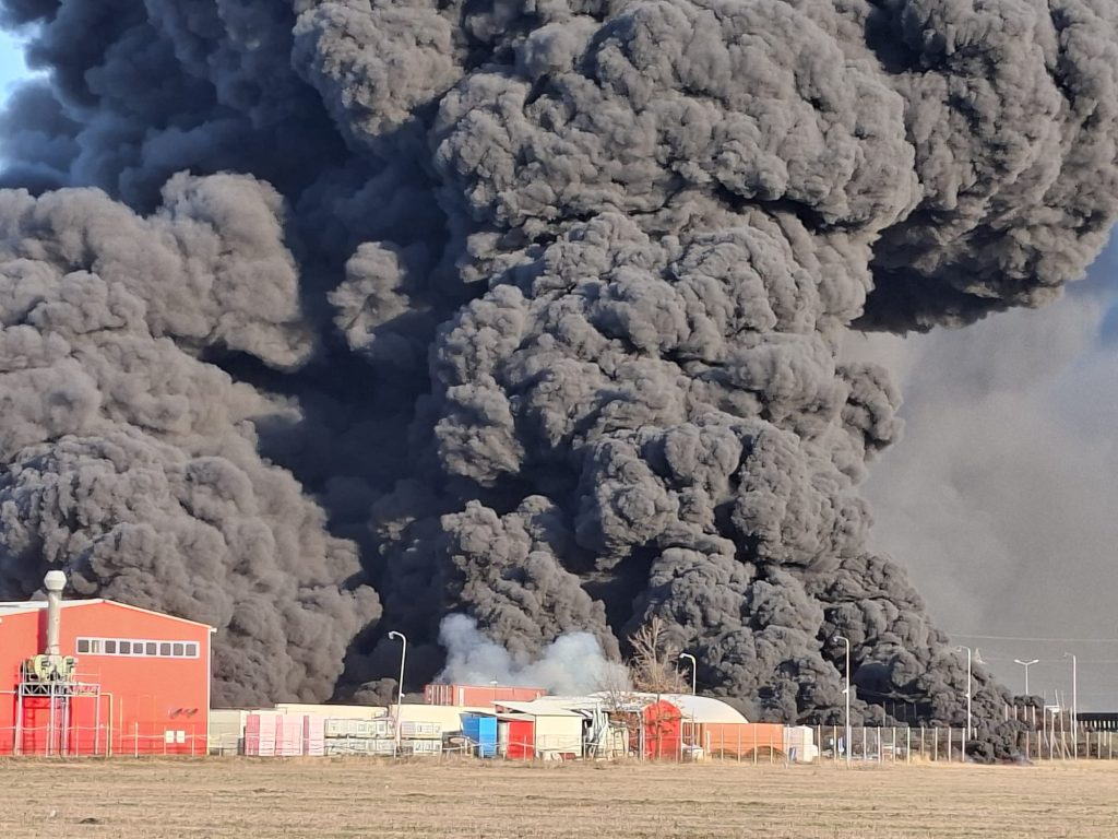Incendiu uriaș la o fabrică de polistiren din Arad: Fum masiv, alertă ro-alert!