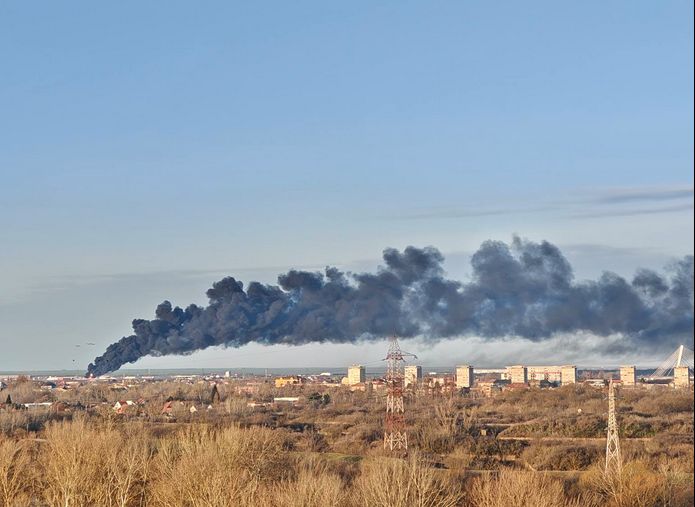 Un incendiu major a izbucnit miercuri dimineață la o fabrică de polistiren din Arad, mobilizând rapid pompierii și provocând degajări masive de fum în oraș