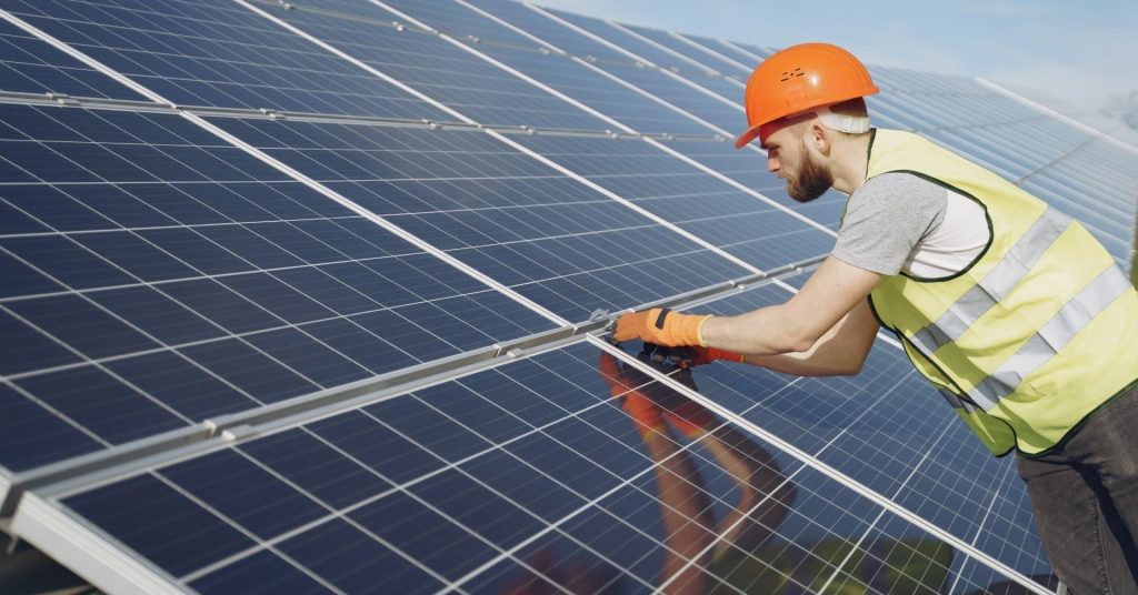 Explozia prețurilor la energie duce Europa spre investiții în surse regenerabile Creșterea accelerată a prețurilor la petrol și gaze, exacerbata de conflictul din Orientul Mijlociu, a determinat o schimbare semnificativă în preferințele europenilor