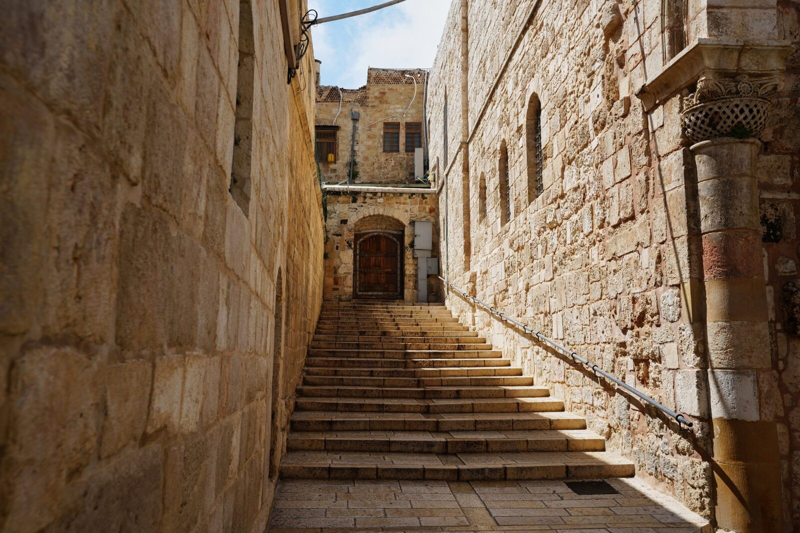 Patriarhul latin al Ierusalimului, împiedicat să celebreze liturghia de Duminica Floriilor Pentru prima dată în ultimele secole, poliția israeliană a interzis accesul Patriarhului latin al Ierusalimului și al preotului Bisericii Sfântului Mormânt în locul sfânt