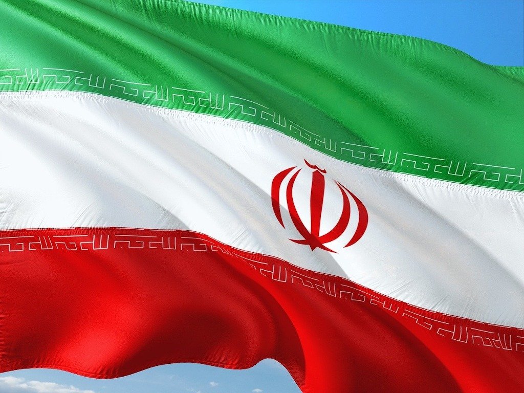 Trump pune sub semnul întrebării amploarea protestelor pro-regim din Iran, sugerând utilizarea inteligenței artificiale Fostul președinte american Donald Trump a sugerat că mitingul de susținere a regimului de la Teheran, la care au participat sute de mii de persoane, conform estimărilor oficiale iraniene, ar fi fost generat de inteligența artificială