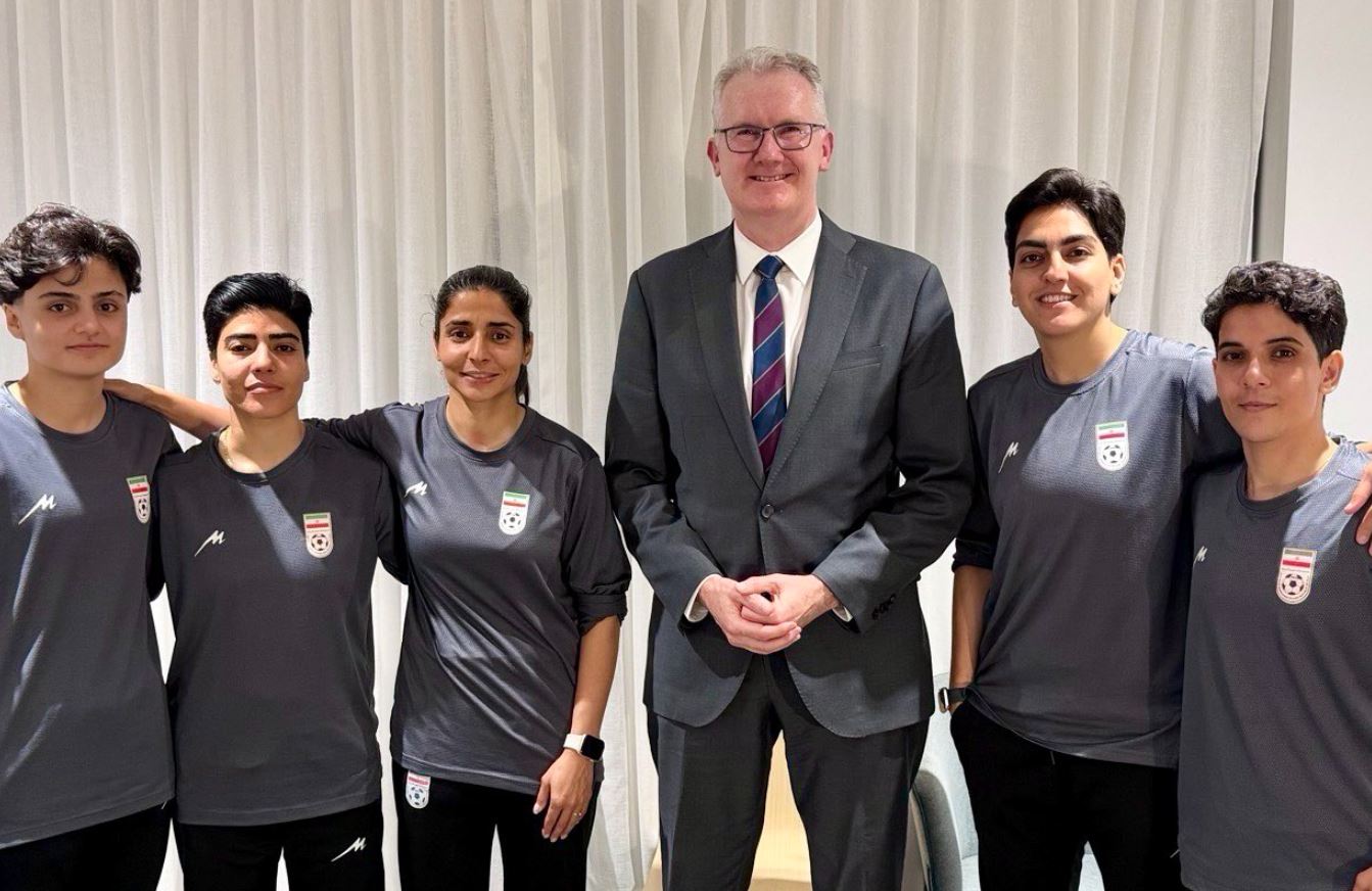 Jucătoarele iraniene de fotbal, care au refuzat imnul, primesc azil în Australia Australia a oferit azil umanitar celor cinci jucătoare de fotbal iraniene care au solicitat protecție, după ce au refuzat să cânte imnul național la un meci din Cupa Asiei