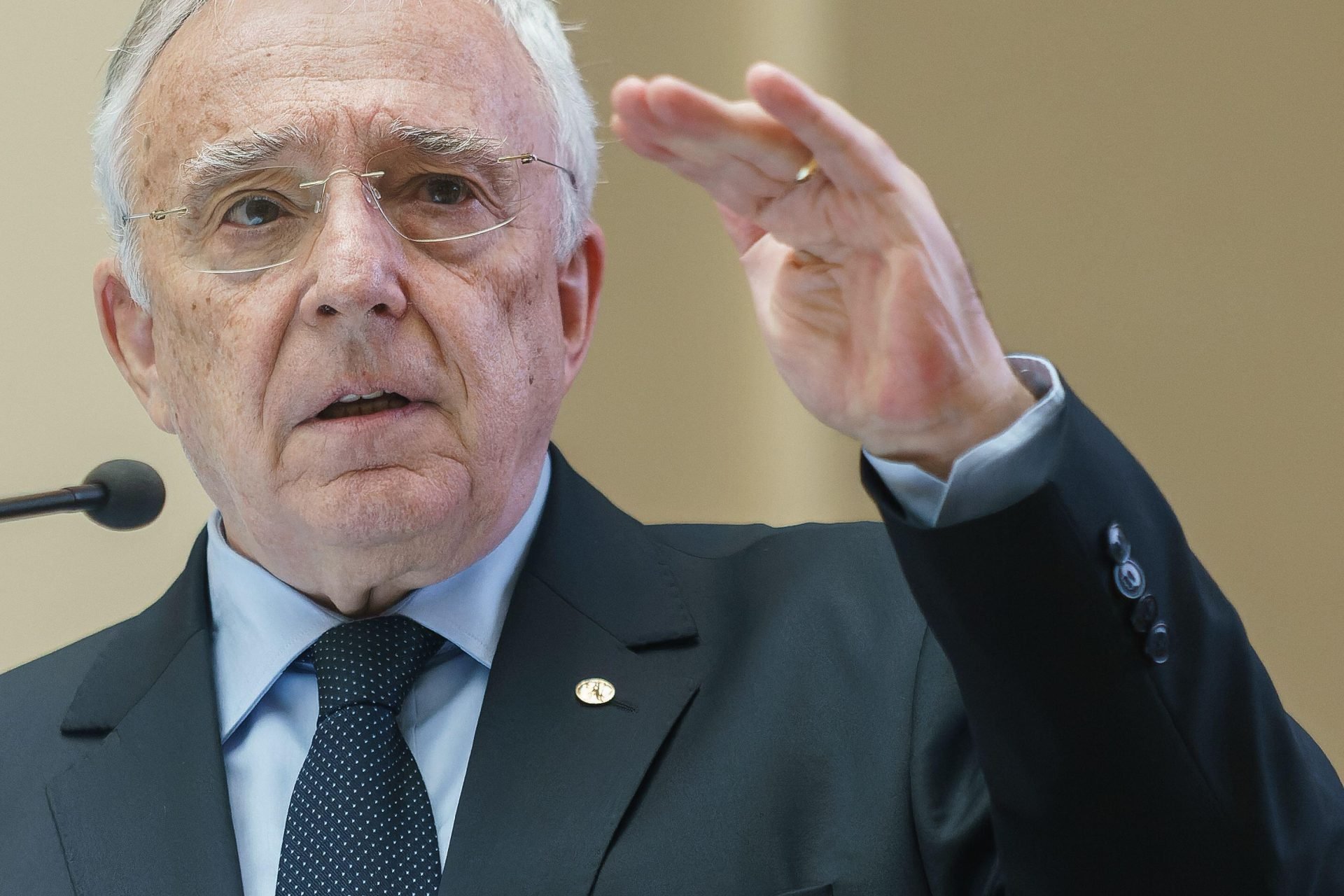 Isărescu: Finanțele publice, sub presiune din cauza cheltuielilor bugetare; riscuri din Orientul Mijlociu București – Guvernatorul Băncii Naționale a României (BNR), Mugur Isărescu, a tras un semnal de alarmă, luni, la conferința The Economist, privind starea finanțelor publice din România