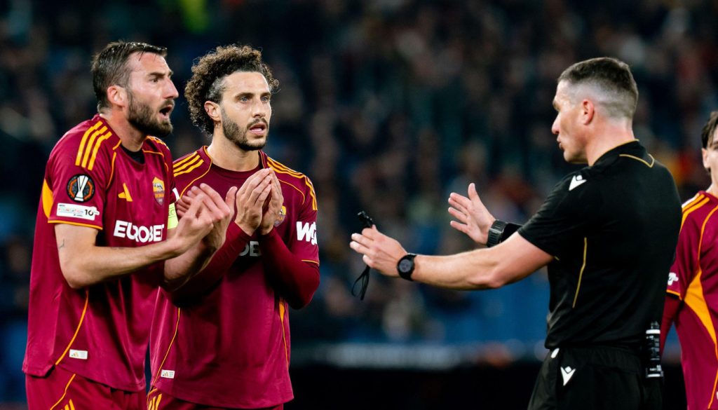 Istvan Kovacs, în centrul atenției: două penalty-uri în Roma – Bologna, cu Gazzetta dello Sport fără rezerve AS Roma – Bologna, partida așteptată cu sufletul la gură de Italia, s-a decis în prelungiri, după un tur încheiat la egalitate, scor 1-1