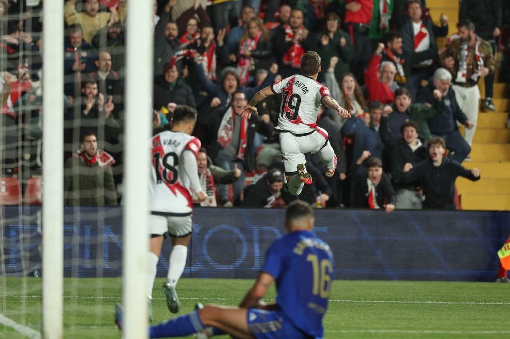 Rayo Vallecano zdrobește Oviedo, după ce meciul a fost amânat din cauza stării gazonului Madrid – Meciul Rayo Vallecano – Oviedo, inițial programat pe 7 februarie dar suspendat din cauza stării proaste a gazonului de pe stadionul Vallecas, s-a rejucat miercuri, cu o victorie categorică a gazdelor