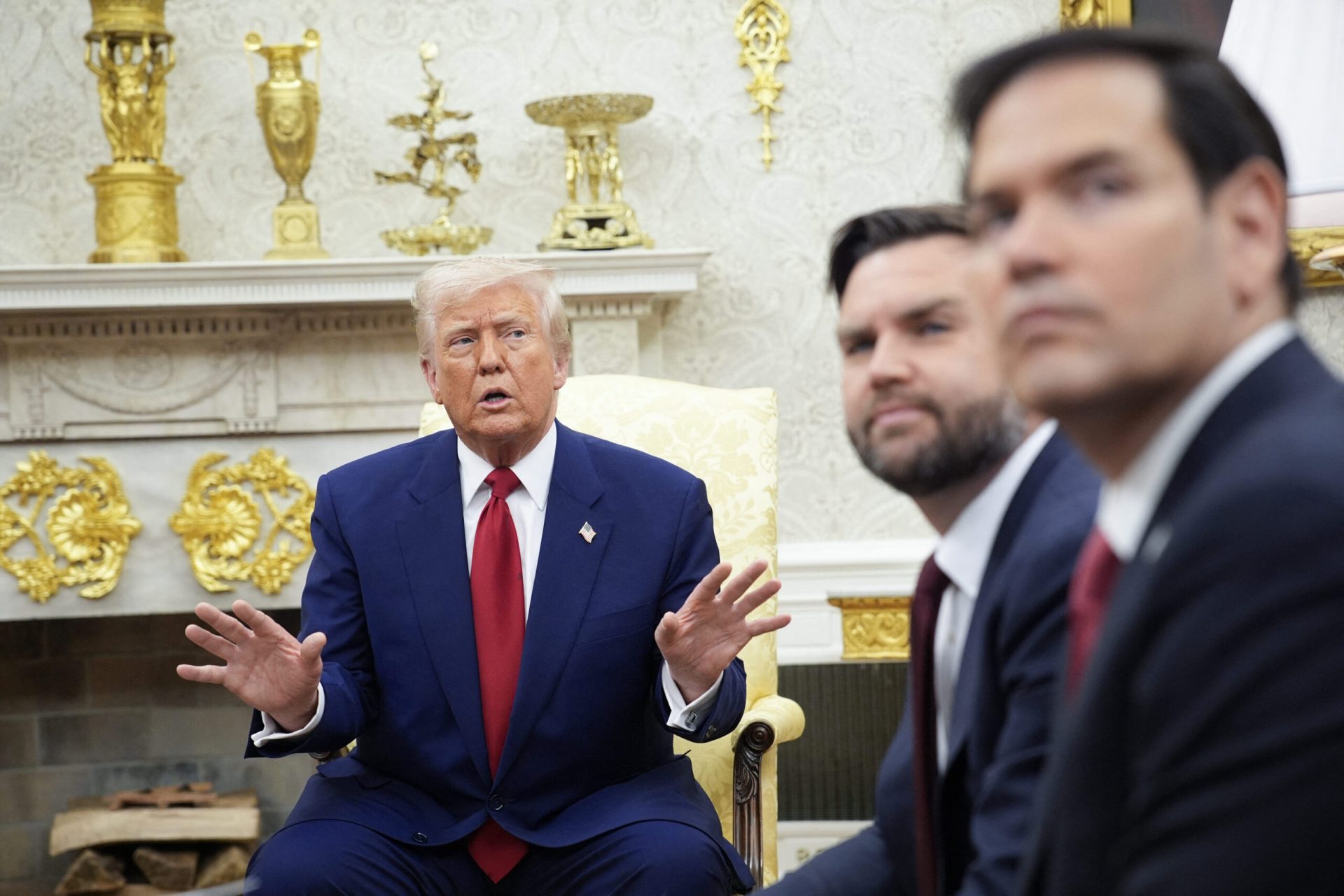 Trump suspendă atacurile asupra Iranului, după „conversații productive” Fostul președinte american Donald Trump a anunțat că a ordonat armatei Statelor Unite să amâne „toate atacurile militare împotriva centralelor electrice și a infrastructurii energetice iraniene”, după o serie de discuții cu oficiali din Iran