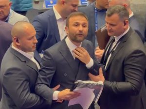 Ilie Drăgan, blocat de securitate, a sărit rânduri de scaune la alegeri