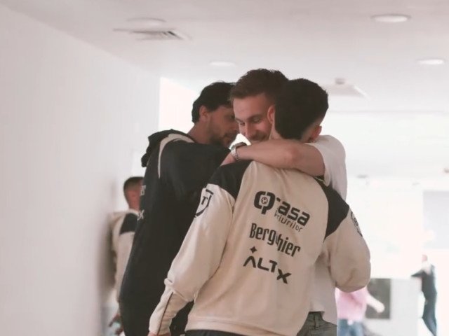 Drăguș și Marin s-au alăturat lotului național pentru meciurile amicale Atacantul Denis Drăguș și mijlocașul Marius Marin s-au prezentat în cantonamentul echipei naționale de fotbal, pregătindu-se pentru meciurile amicale din această perioadă