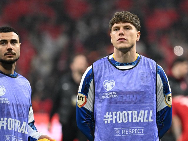 Schimbări majore în echipa României pentru meciul crucial cu Slovacia Echipa națională de fotbal a României se pregătește pentru un meci crucial împotriva Slovaciei, iar selecționerul a operat patru schimbări importante în primul „11” față de partida anterioară