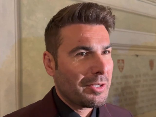 Mutu, „instant” gata să intre în istoria fotbalului românesc Adrian Mutu, una dintre cele mai mari figuri ale fotbalului românesc, a reacționat prompt la întrebarea „Unde te vezi în istoria fotbalului românesc?”