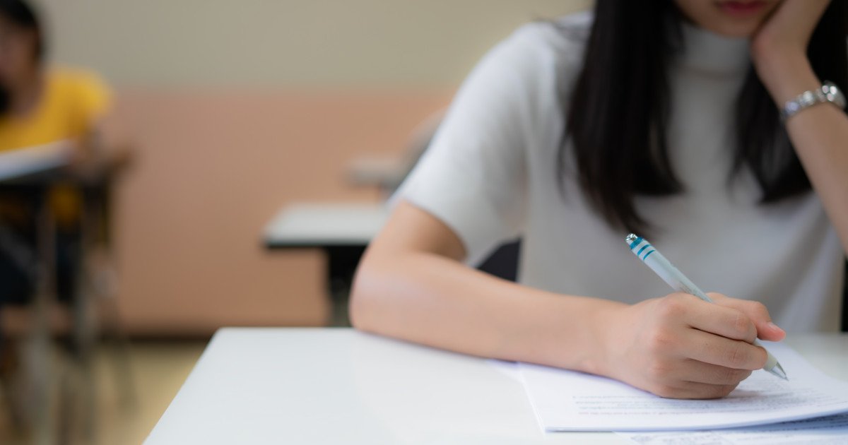 Simulare la bacalaureat 2026: Elevii susțin astăzi proba la limba română Luni, 23 martie, începe simularea examenului de Bacalaureat 2026 pentru elevii de clasele a XII-a și a XIII-a