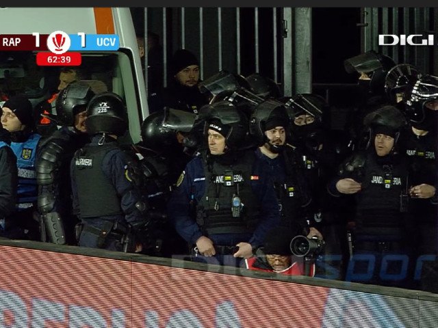 Incidente grave la meciul Rapid – Craiova: Partida, întreruptă din cauza violențelor Bucureștiul a fost scena unor evenimente tensionate la meciul de fotbal dintre Rapid și Universitatea Craiova, disputat recent
