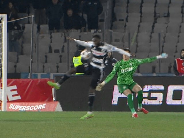 U Cluj – CFR: Drammeh, gol anulat cu VAR și un conflict aprins pe teren Meciul U Cluj – CFR Cluj a fost marcat de un eveniment controversat, dar și de o altercație între jucători