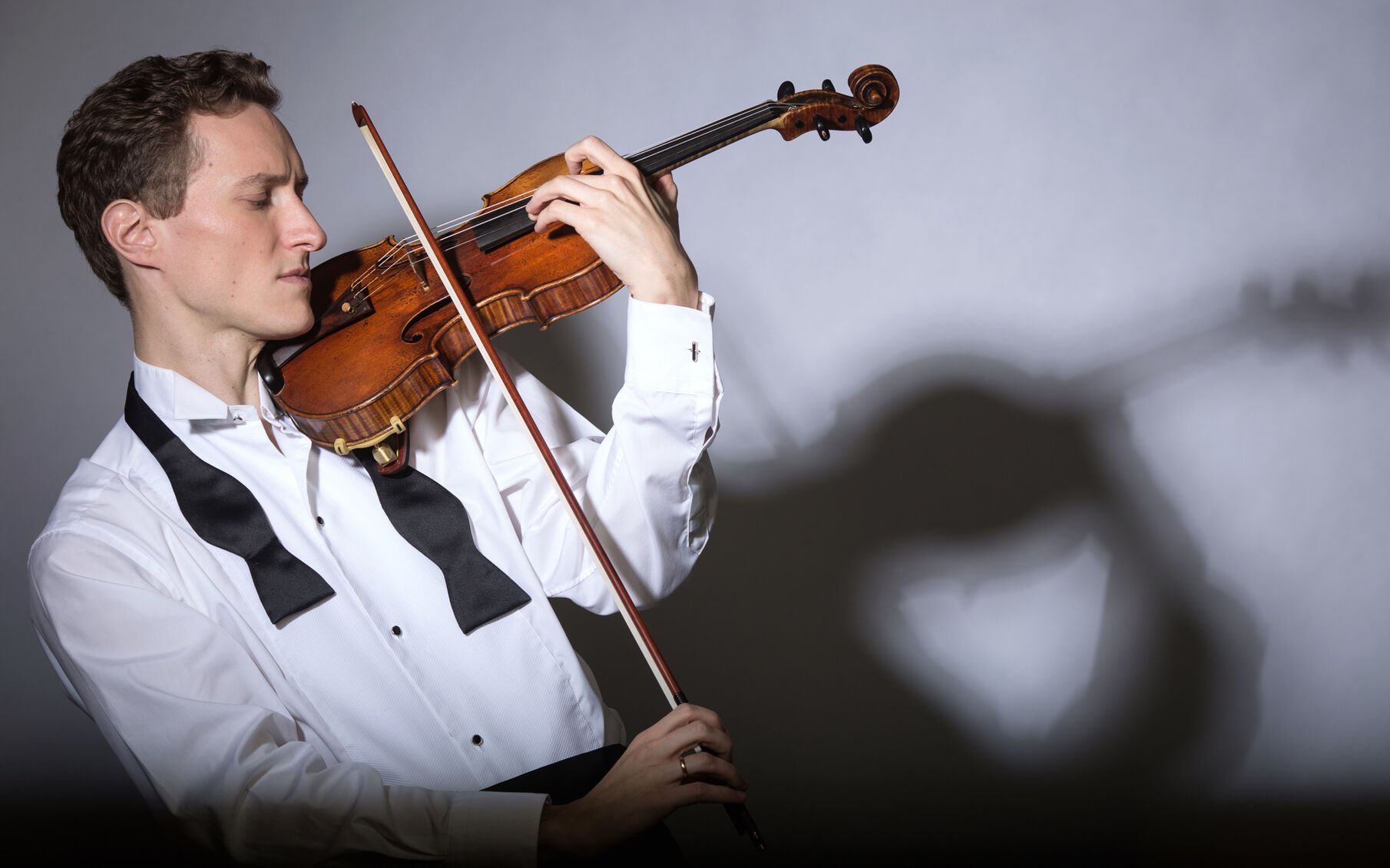 Filarmonica George Enescu prezintă un concert simfonic cu un invitat special și o vioară de patrimoniu Filarmonica George Enescu invită publicul meloman la două concerte simfonice, programate pentru 19 și 20 martie, la Ateneul Român
