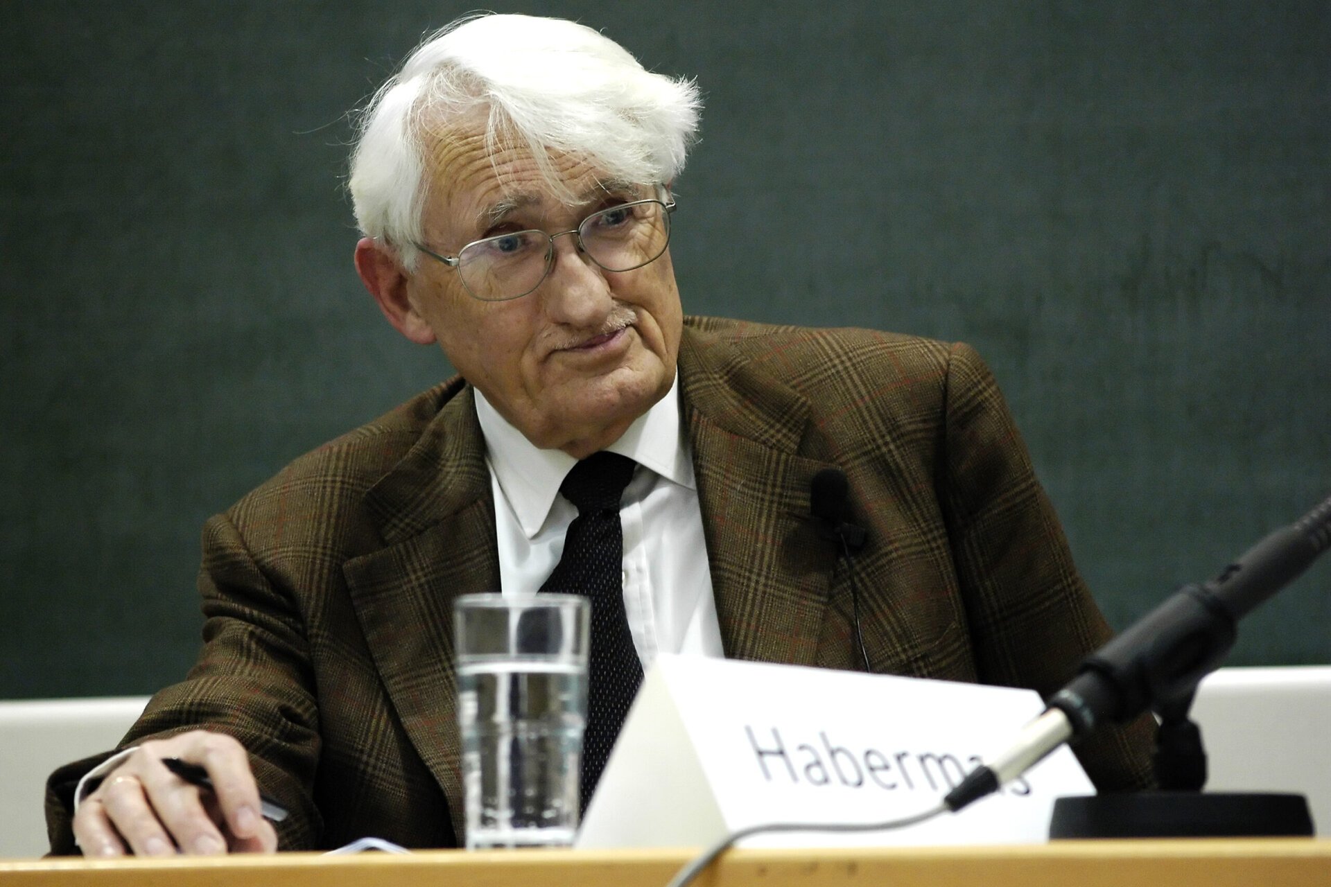 Jürgen Habermas, una dintre cele mai influente voci ale secolului XX, a încetat din viață Filosoful și sociologul german Jürgen Habermas, o figură marcantă a gândirii critice și a dezbaterilor publice din secolul XX, a murit, potrivit informațiilor furnizate de editura Suhrkamp, citând surse din familie