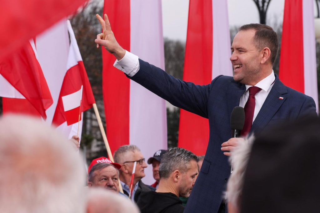 Polonia blochează accesul la fondurile europene pentru apărare Președintele Poloniei, Karol Nawrocki, a decis să blocheze participarea țării sale la un proiect de finanțare europeană dedicat apărării