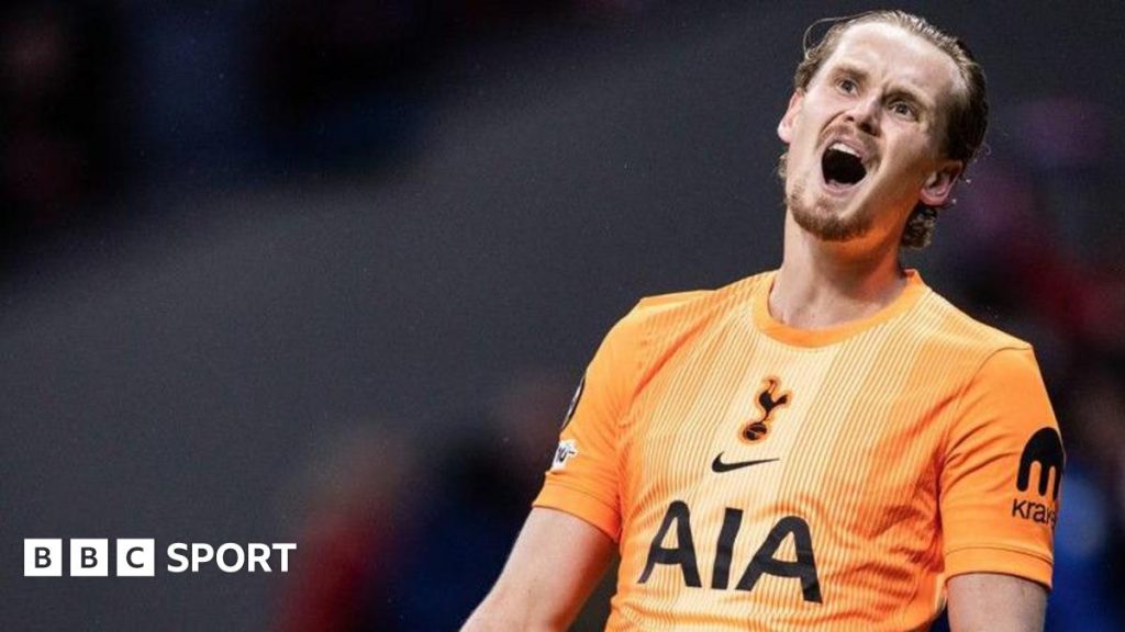 Coșmar pe teren pentru Tottenham: Kinsky, schimbat după 17 minute în meciul cu Atletico Madrid Tottenham Hotspur a trăit un coșmar în deplasarea din optimile Ligii Campionilor, pierzând cu 5-2 în fața lui Atletico Madrid