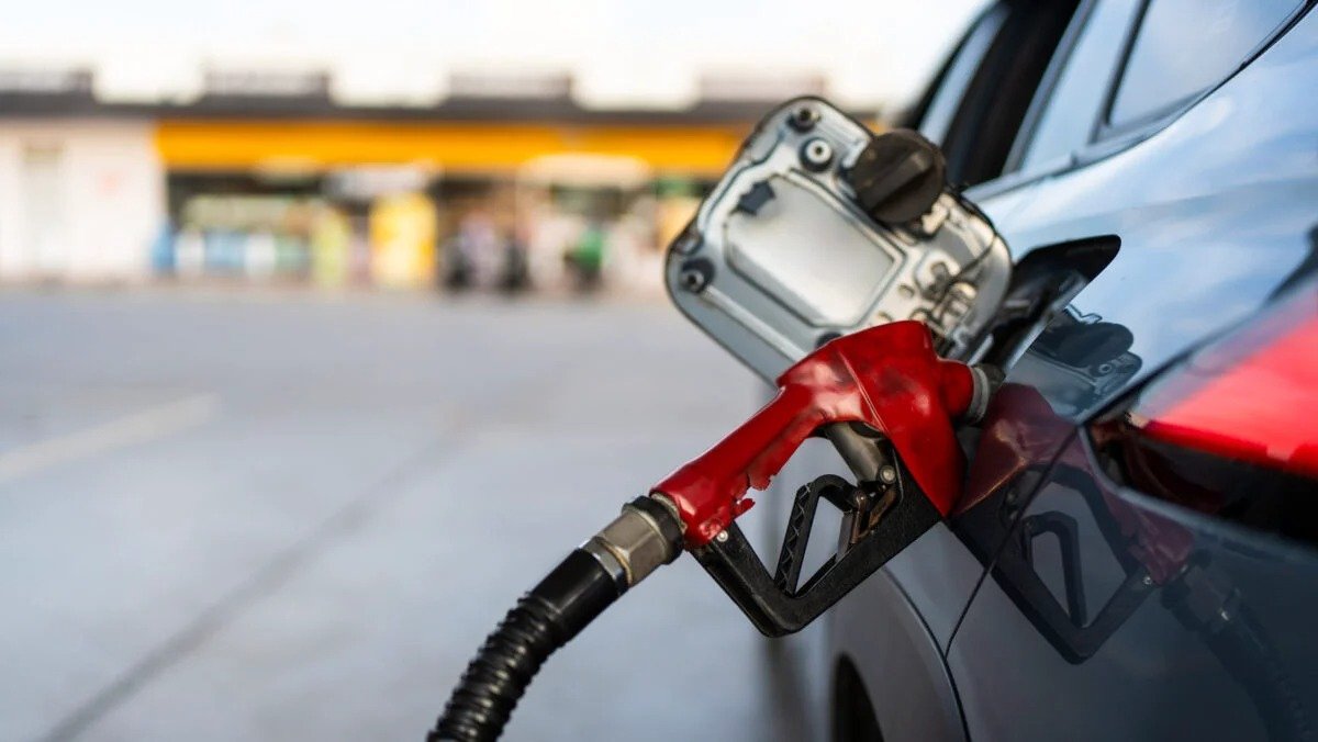 Prețurile la benzină și motorină ar putea exploda: Ce ne așteaptă dacă petrolul ajunge la 125 de dolari Fluctuațiile de pe piața petrolului, accentuate de tensiunile geopolitice, ar putea duce la scumpiri semnificative ale carburanților în România
