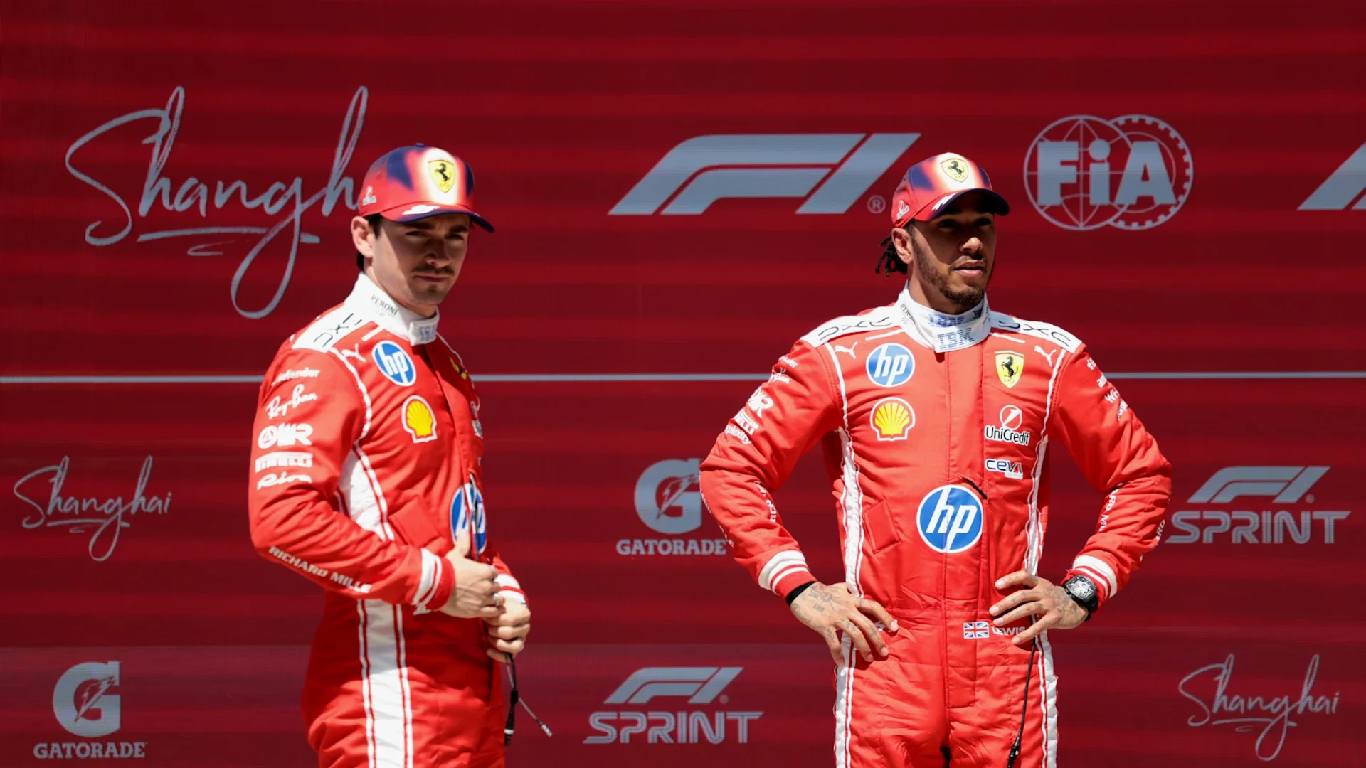 Ferrari, pe podium la Marele Premiu al Chinei: Leclerc și Hamilton, în centrul atenției Șanghai, China – Ferrari a dominat Sprintul de la Marele Premiu al Chinei, piloții Charles Leclerc și Lewis Hamilton reușind să se claseze pe podium, într-o cursă plină de adrenalină