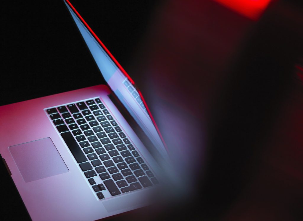 Avertisment privind riscurile de securitate ale agenților AI: hackerii ar putea prelua controlul sistemelor Echipa de răspuns la incidente informatice din China a emis o alertă cu privire la pericolele asociate utilizării platformei OpenClaw, un agent de inteligență artificială, fără măsuri suplimentare de protecție