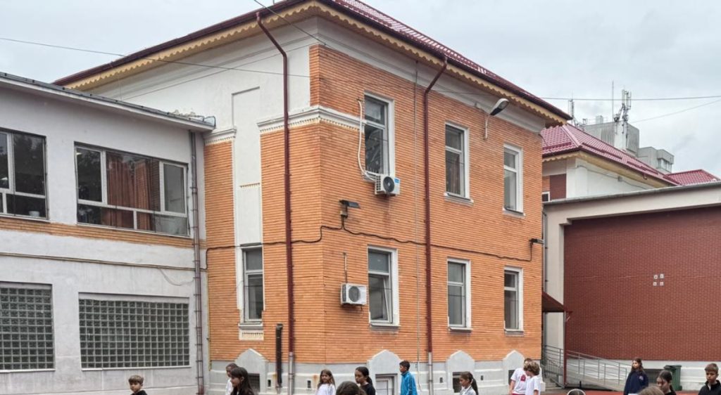 Sectorul 1: Peste 1200 de elevi învață într-o școală cu probleme. Primăria vrea mansardare