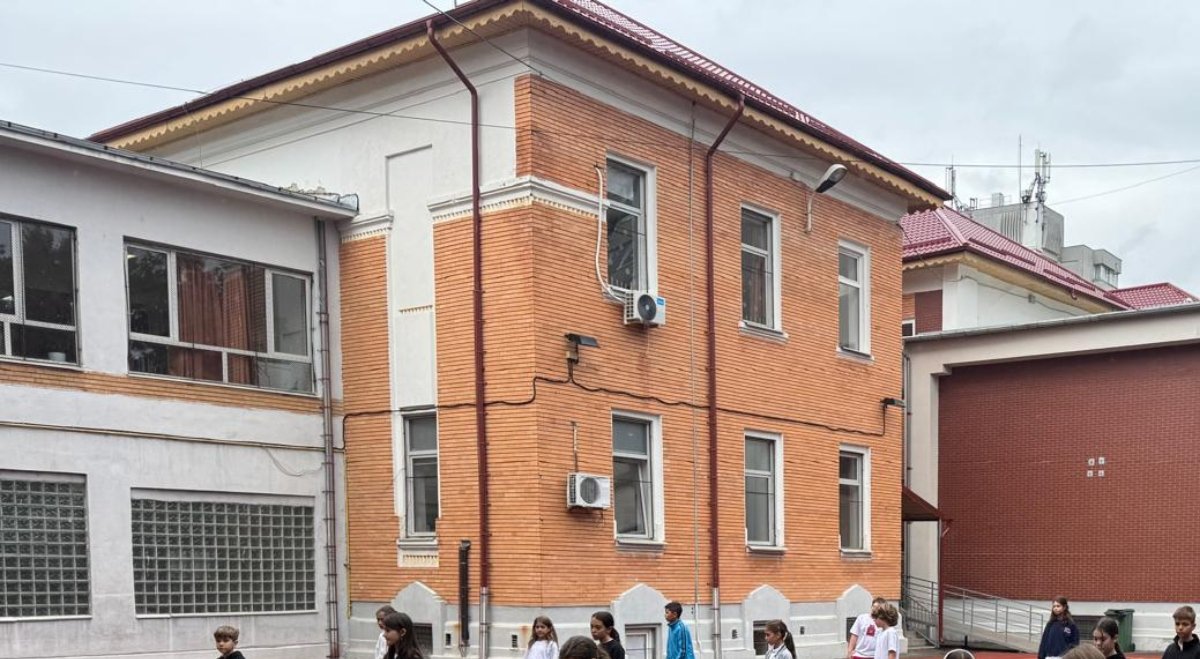 Sectorul 1: Peste 1200 de elevi învață într-o școală cu probleme. Primăria vrea mansardare