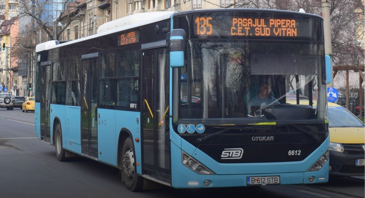 Linia 135 a STB va circula pe un traseu modificat, începând cu 1 aprilie 2026 Societatea de Transport București (STB) a anunțat o serie de modificări în circulația mijloacelor de transport public, care vor intra în vigoare începând cu 1 aprilie 2026