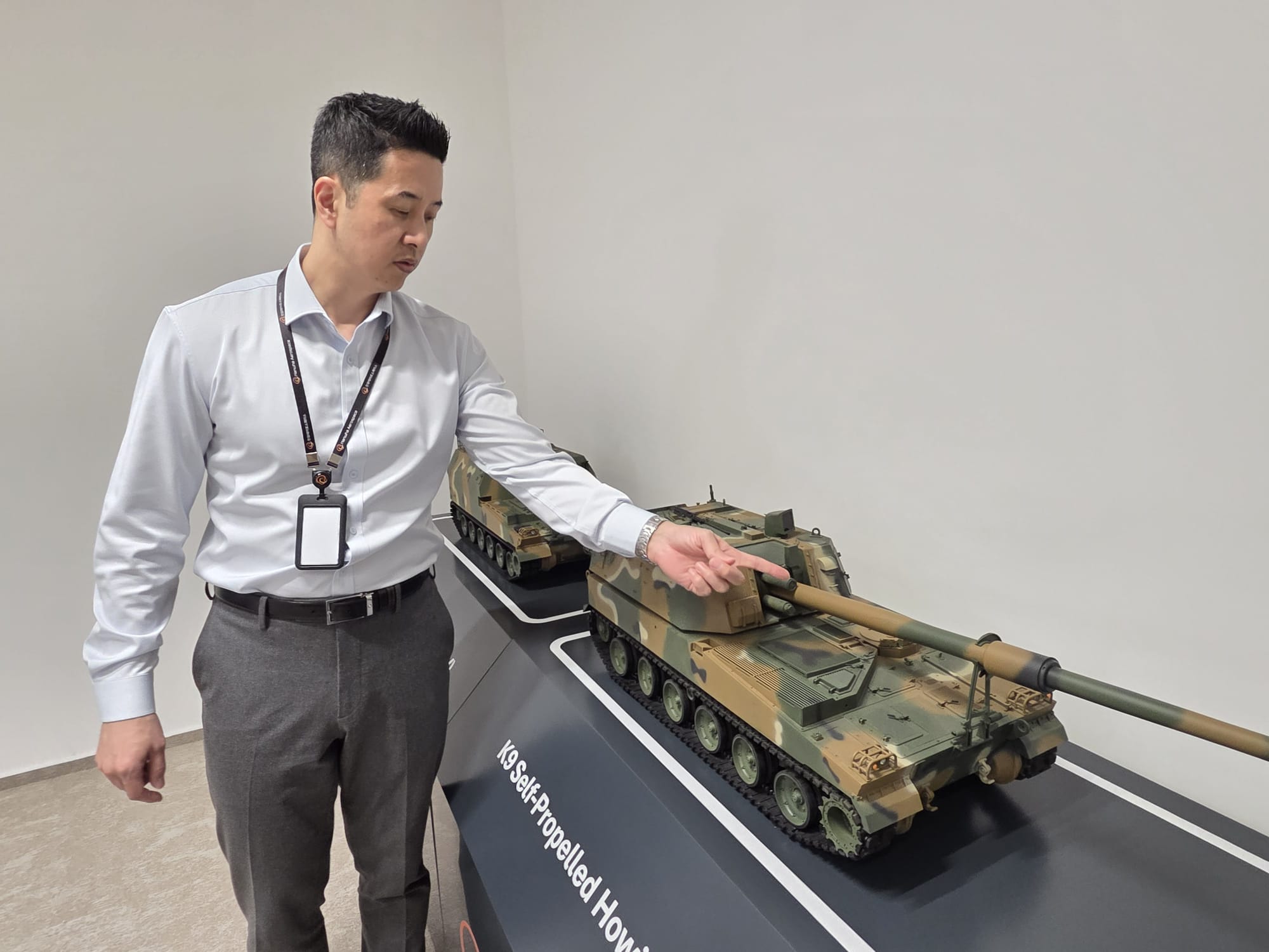 Hanwha Aerospace deschide o fabrică strategică de apărare în România O investiție semnificativă pentru industria de apărare din România a fost marcată recent prin inaugurarea fabricii Hanwha Aerospace în Petrești, județul Dâmbovița