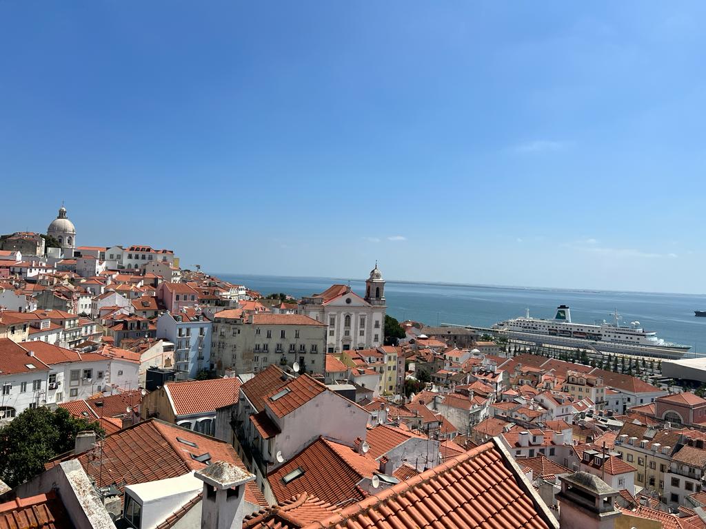 Portugalia își înăsprește politica de imigrație, facilitând expulzările Guvernul portughez de dreapta a adoptat recent o reformă legislativă ce vizează accelerarea procesului de expulzare a imigranților fără documente, marcând o continuare a politicii de înăsprire a regimului de imigrație în țara iberică