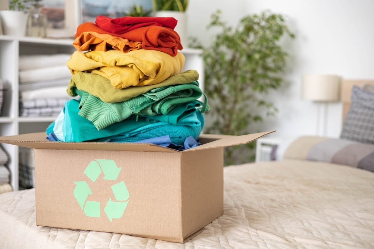 Colectare gratuită de haine vechi în București și Ilfov: unde și cum pot fi reciclate textilele Locuitorii din București și județul Ilfov au posibilitatea de a recicla gratuit haine, încălțăminte și alte textile prin intermediul unor containere speciale amplasate în diverse locații