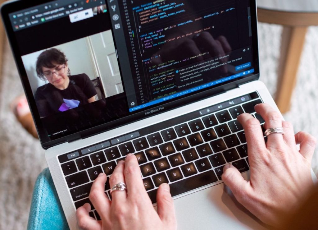 Munca de acasă și măsuri de economisire a combustibilului, noile realități în Asia de Sud-Est Oficiali din statele din Asia de Sud-Est impun obligativitatea muncii de acasă și alte măsuri de conservare a combustibilului, ca răspuns la creșterea prețurilor la petrol