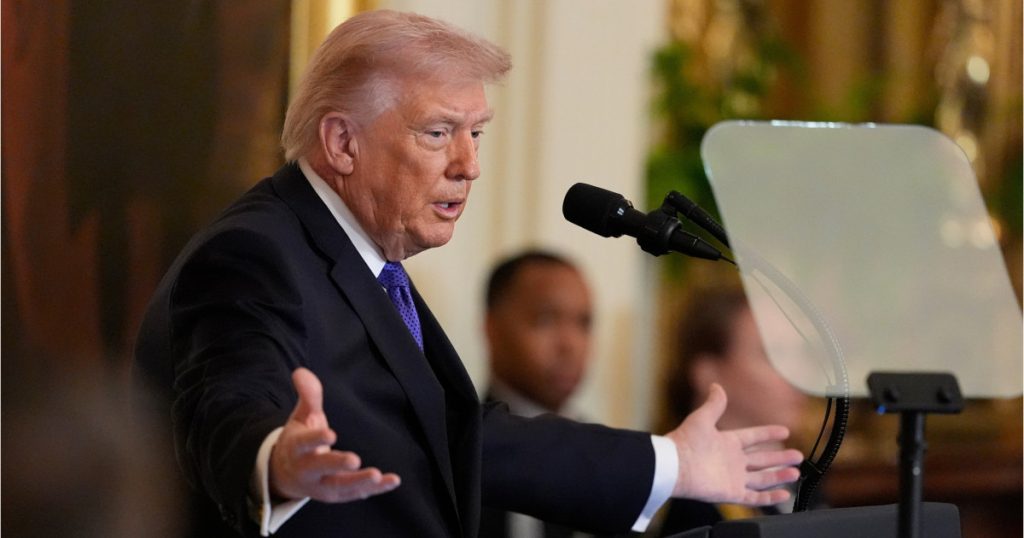 Trump anunță operațiuni de amploare în Iran și avertizează asupra rachetelor cu rază lungă de acțiune WASHINGTON – Fostul președinte american Donald Trump a făcut sâmbătă primele declarații oficiale de la începerea atacurilor asupra Iranului