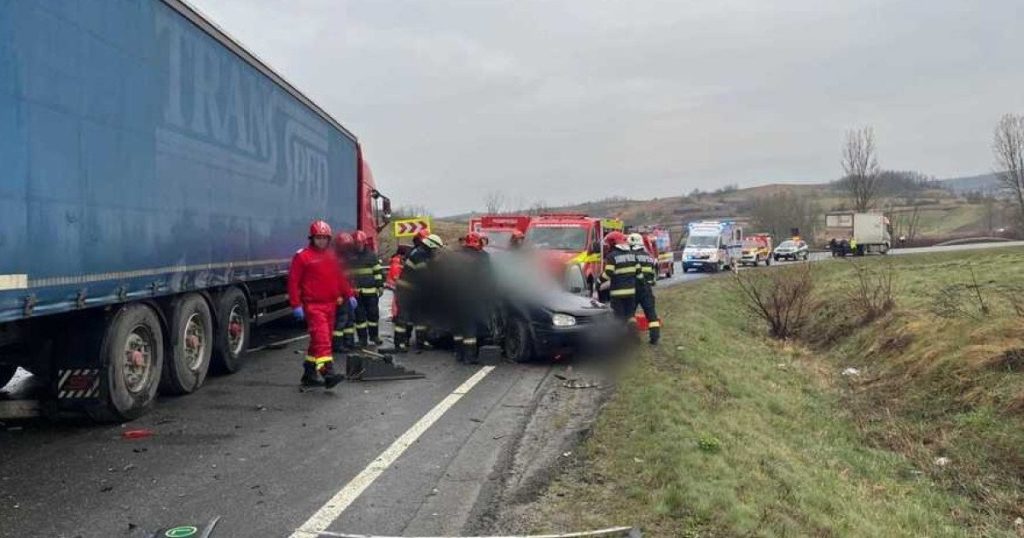 Accident dramatic în Cluj: Cinci morți și trafic blocat pe DN 1F Un accident rutier grav a avut loc luni dimineața în județul Cluj, în apropierea localității Sânpaul