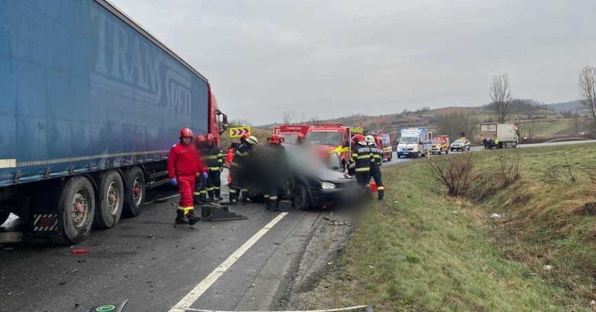 Accident dramatic în Cluj: Cinci morți și trafic blocat pe DN 1F Un accident rutier grav a avut loc luni dimineața în județul Cluj, în apropierea localității Sânpaul
