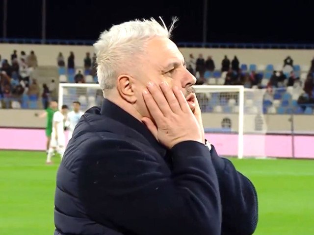 Șumudică, umilit pe banca tehnică în Arabia Saudită Marius Șumudică, antrenorul român de fotbal, a suferit o înfrângere usturătoare pe banca tehnică în Arabia Saudită