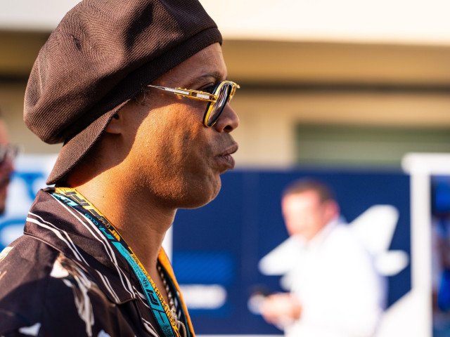 Ronaldinho, starul brazilian care a încântat lumea fotbalului, a trecut de la o avere impresionantă la o situație financiară precară, ajungând să aibă doar șase euro într-unul din conturile sale