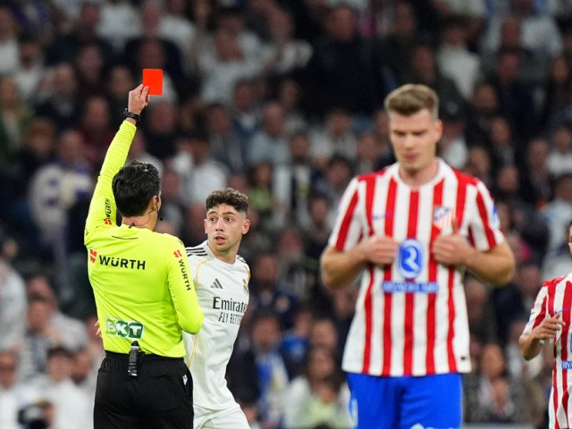 Penalty controversat și eliminare în derby-ul Real Madrid – Atletico Madrid Un meci tensionat între Real Madrid și Atletico Madrid a fost marcat de decizii controversate ale arbitrului, culminând cu un penalty acordat și o eliminare